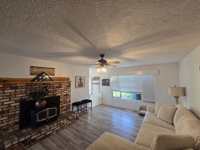 Building Photo - Stunning 4BR/2BA Fortuna home in quiet nei...