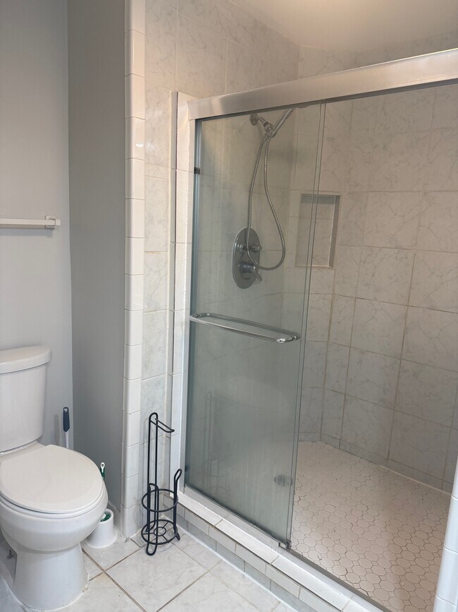 Master Bath - 13700 Modrad Way