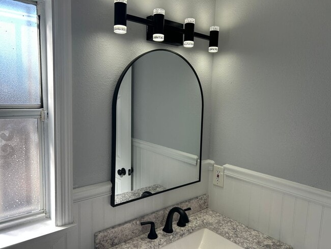 Building Photo - 5 Bedroom Home Close to Downtown