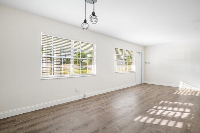 Building Photo - 2455 NE 51st St