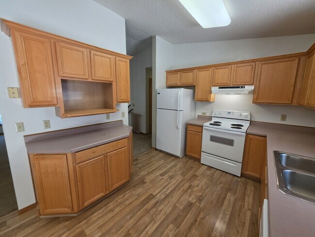 Building Photo - 4 Bedroom 2 Bathroom Home on 5 Acres with Shop, New Deck & Attached Garage