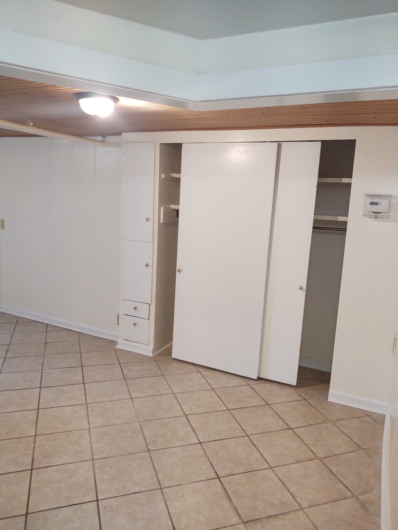 Building cabinet drawers and walk-in closets - 717 W S St