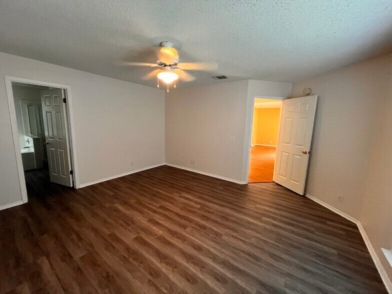 Master bed - 8106 Hawick Dr
