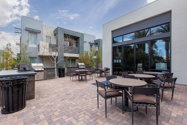 Building Photo - Fully furnished luxury townhome in Affinit...