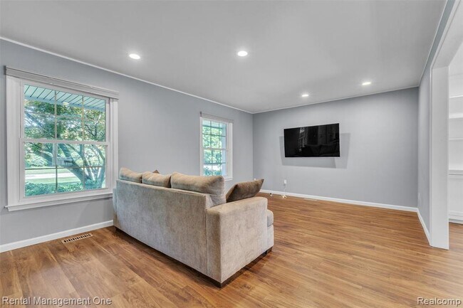 Building Photo - 3015 High Pointe Ct