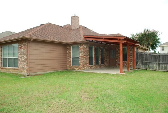 Building Photo - Wonderful 4-2-2 in N Ft. Worth, desirable ...