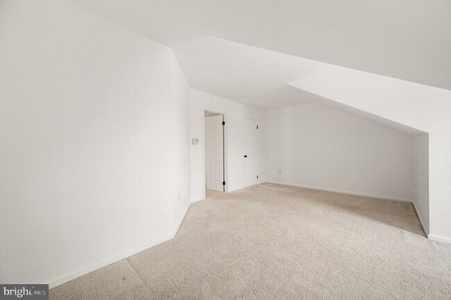 Building Photo - 302 Pinebrooke Cir