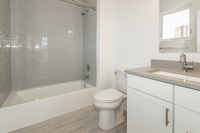 Building Photo - Townhome in Downtown Indianapolis