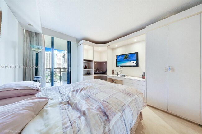 Building Photo - 520 Brickell Key Dr