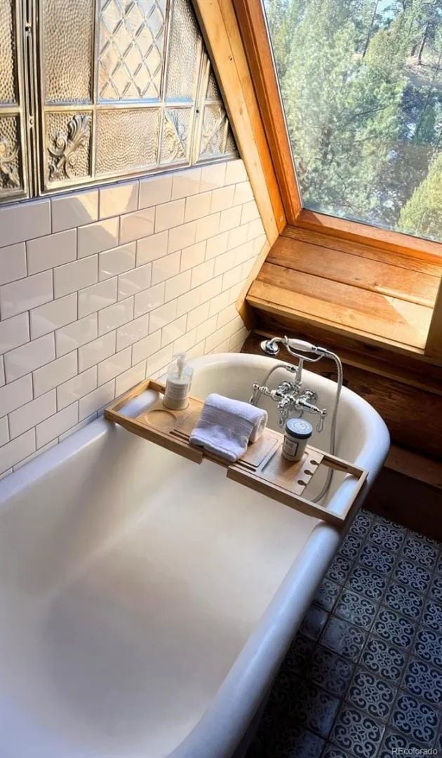 Building Photo - Mountain Log Home for Rent with views and ...