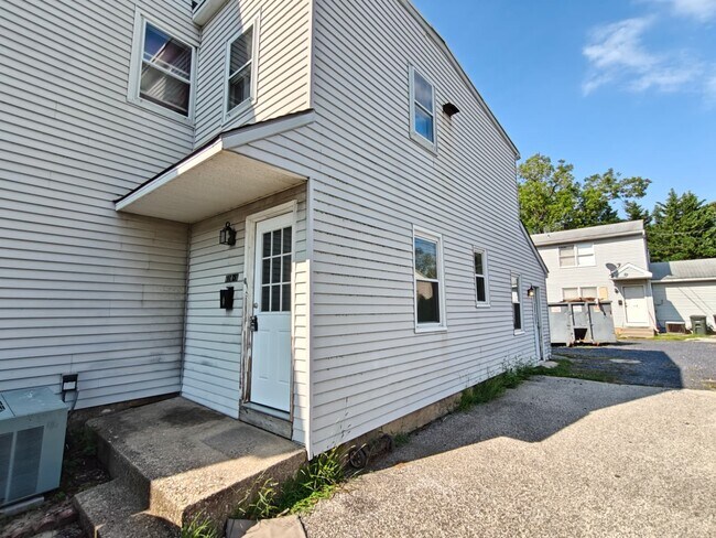 Building Photo - 610 N Main St