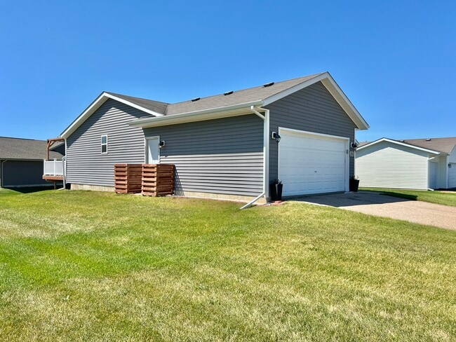 Building Photo - 4316 Sandhill Dr