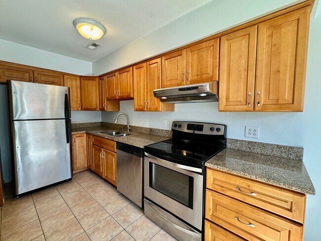 Building Photo - 3-Bedroom Townhome READY NOW!! Fresh Paint...