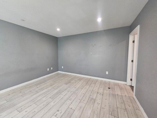 Building Photo - 32(839)