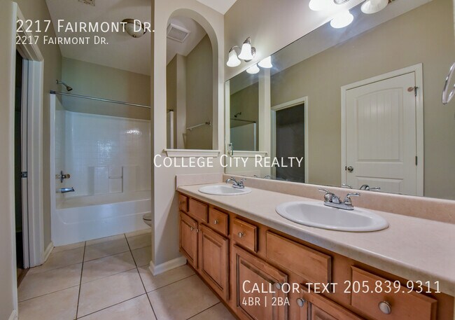 Building Photo - 2217 Fairmont Dr