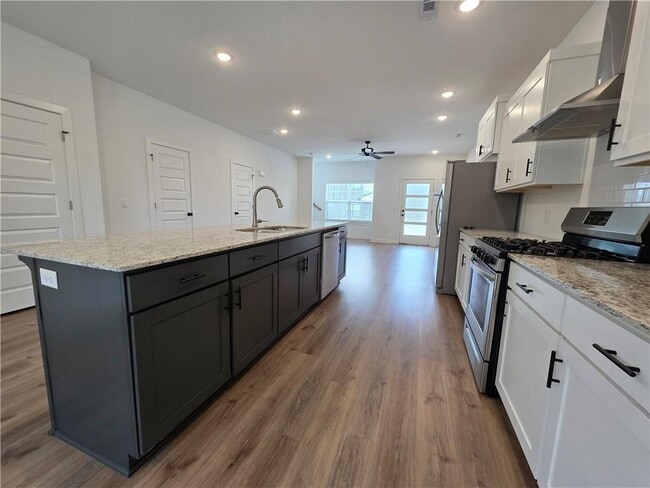 Building Photo - 827 N Crater Ave