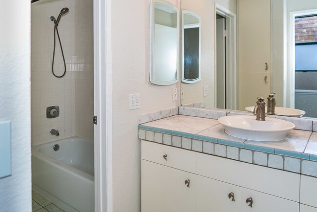 Building Photo - Great 2 Bedroom condo in UTC!