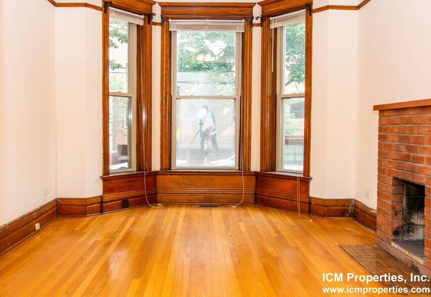 Building Photo - 847 W Wellington Ave