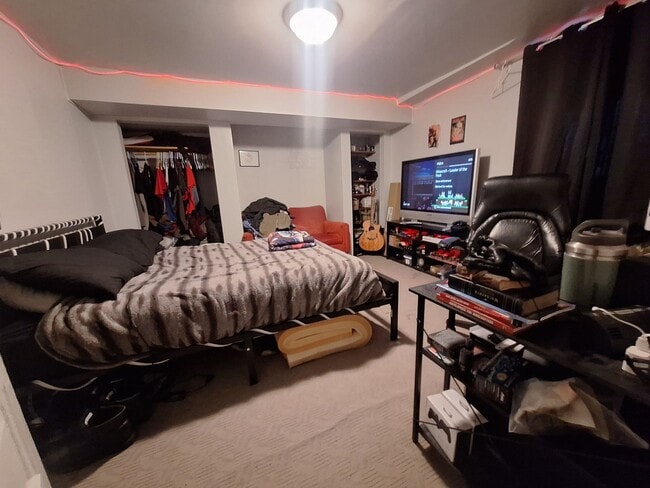 Building Photo - Large 3 Bedroom Open July 1st!