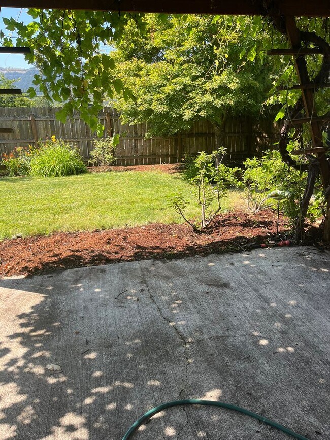 Building Photo - Large 3 bed/2 bath single family home