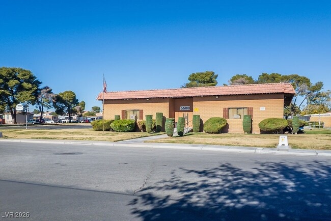 Building Photo - 2879 Green Tree Ave