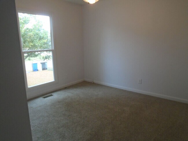 Building Photo - Renovated 3BD/2BA Single Family Home Avail...