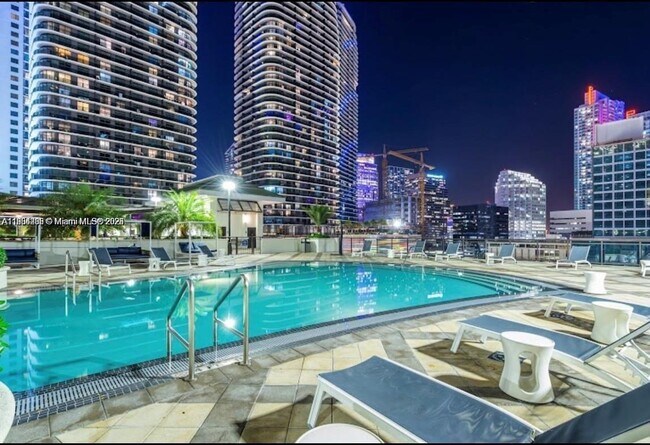 Building Photo - 999 SW 1st Ave