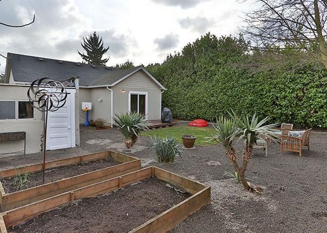 Building Photo - Charming 1926 Vintage 2 Bedroom 1 Bathroom...