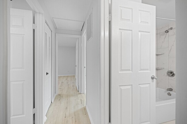 Building Photo - Discover Your Dream Home: Modern Comfort M...