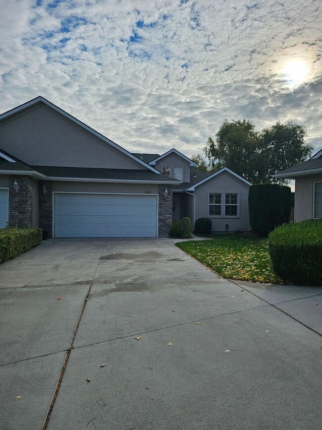 Building Photo - Townhouse located near Canyon Rim Parkway and tons of shopping