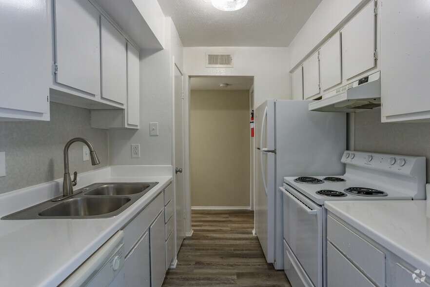 2 BR, 1 BA - 850 SF - The Oaks At Moritz Apartments