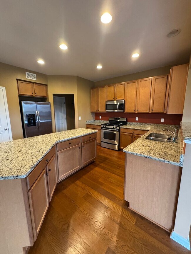 Building Photo - 4 bedroom 2.5 bathroom in Bellevue's Avondale Park neighborhood.  All bedrooms upstairs, open con...