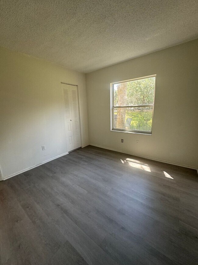 Building Photo - 2BR/2BA Downstairs Condo in Country Club V...