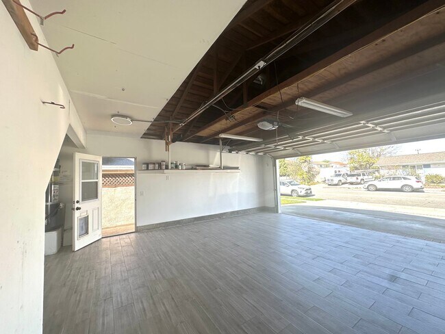 Building Photo - Beautiful 2-story pool home