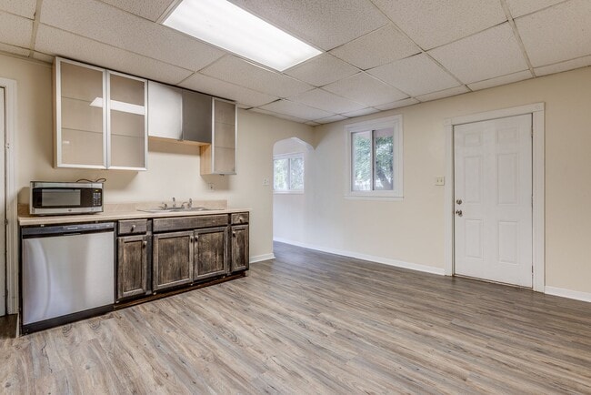 Building Photo - Available August 2026 - 3 Bedroom Home w/ Central AC & Spacious Yard!