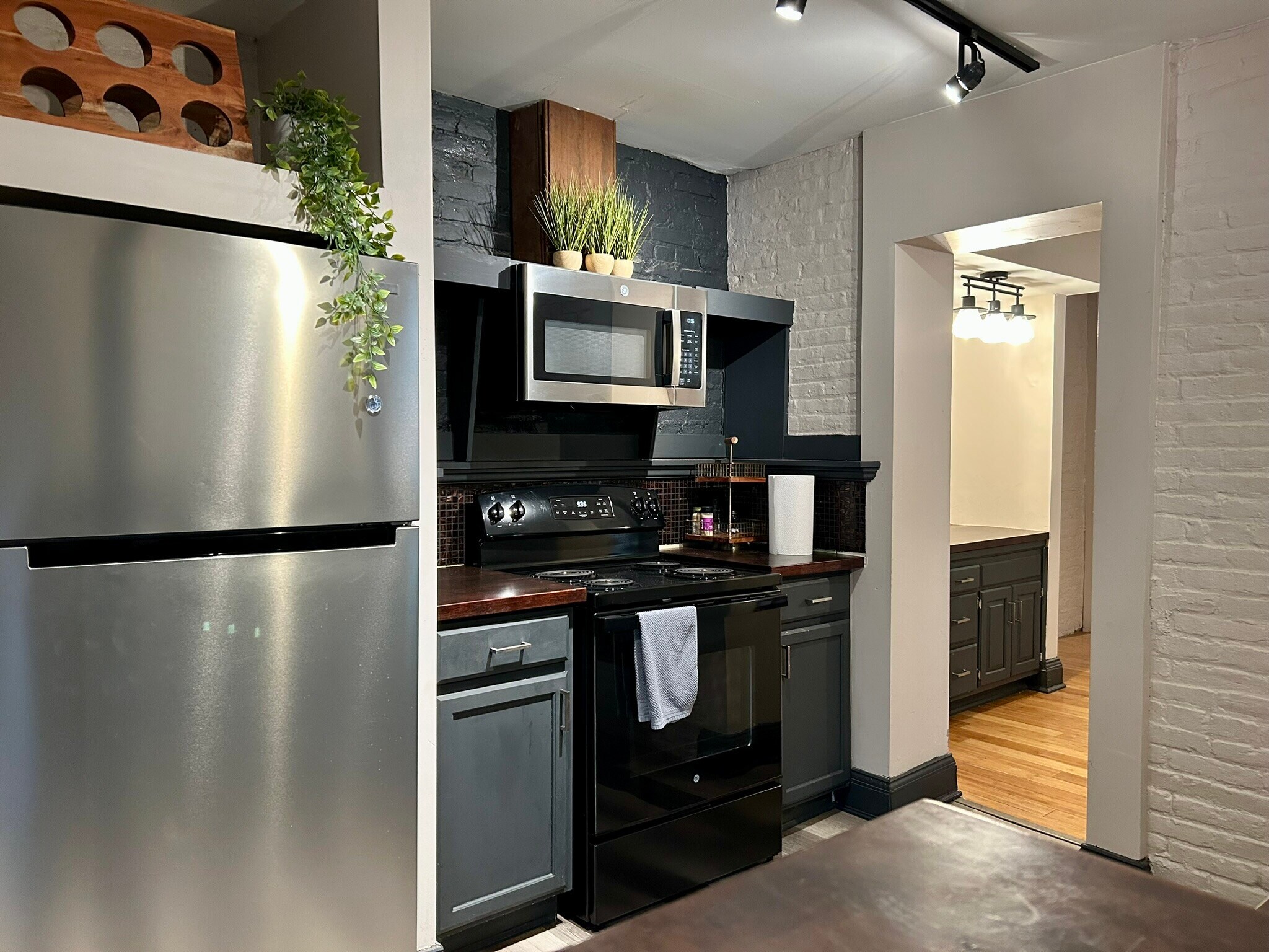 Building Photo - 225 E King St