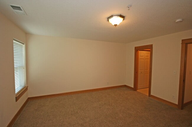 Building Photo - 3 bedroom 3.5 bath town home