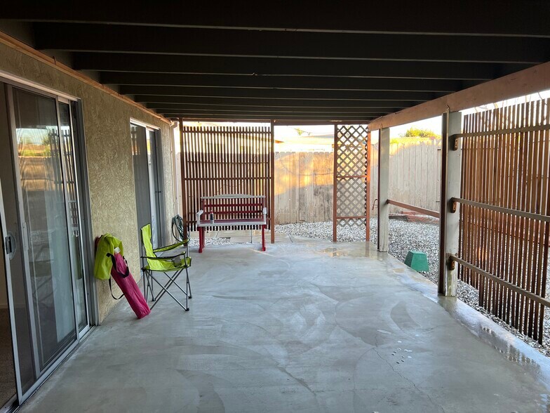 Building Photo - 1931 Nuevo St