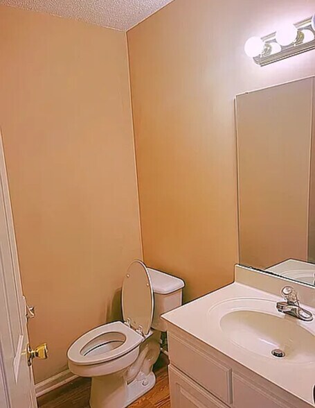 Building Photo - 21899 Williamsburg Dr