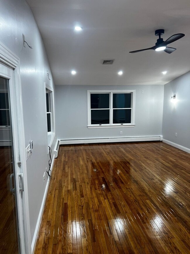 Building Photo - 4-Bedroom, 2-Bath Home with Modern Comforts in Tyngsboro, MA