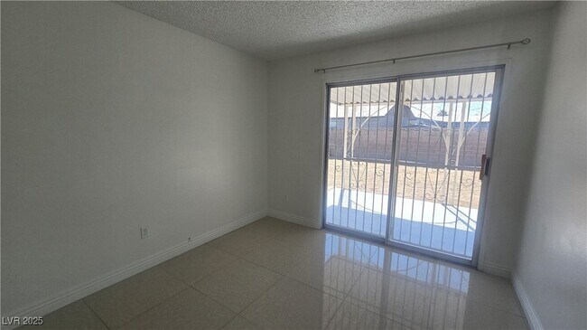 Building Photo - 4533 W Desert Inn Rd