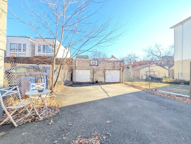 Building Photo - 246 Whiton St