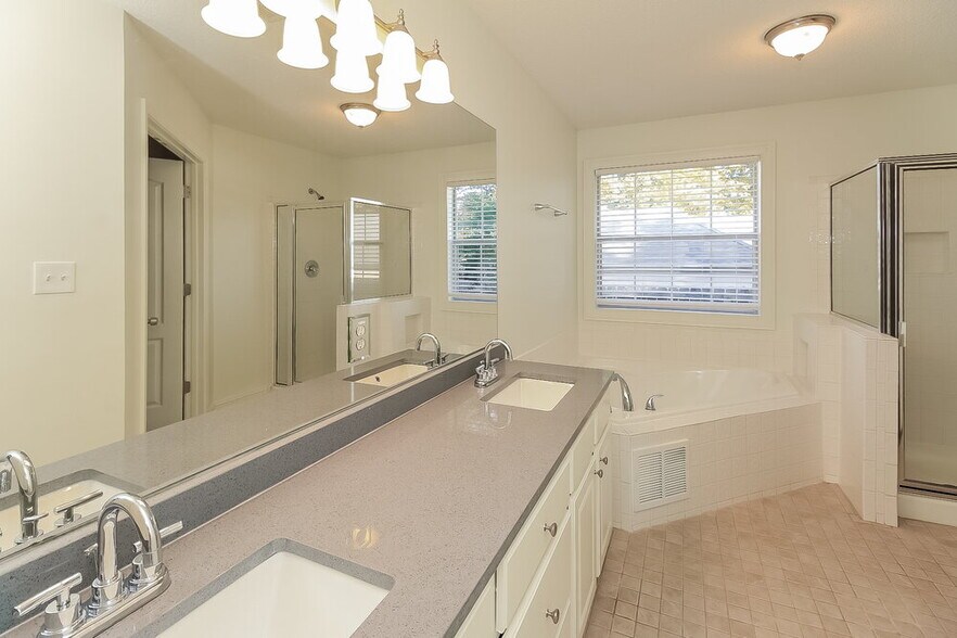 Building Photo - 93 Gleneagles Way