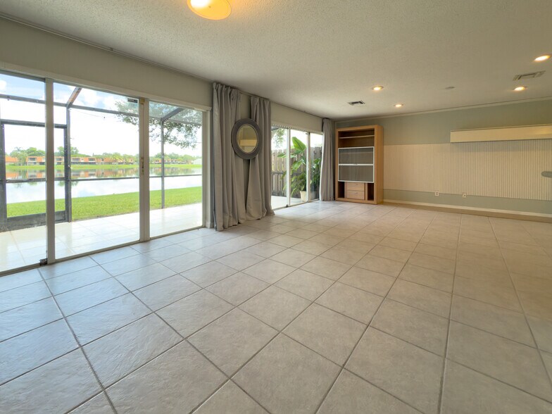 Building Photo - 1705 SW 110th Ter