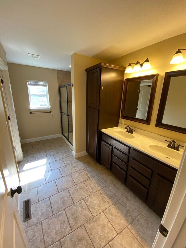 Building Photo - Luxurious 5 Bedroom Home in Woodridge Estates