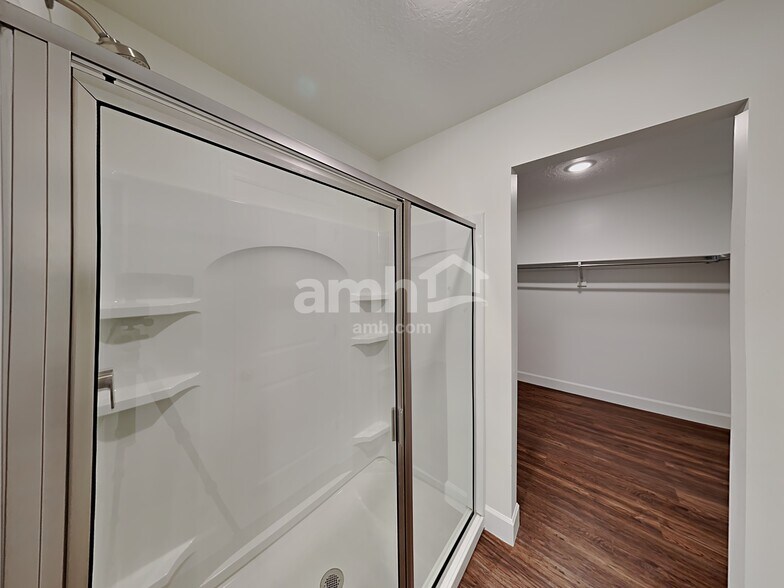 Building Photo - 4292 N Poplar St