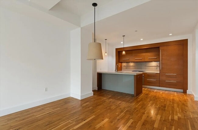 Building Photo - Modern Comfort in Every Corner