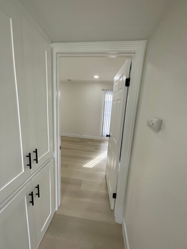 Building Photo - Villa Pacific: Remodeled 2 Bedroom 1.5 Bath Attached Townhouse,