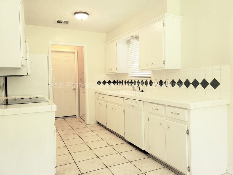 Building Photo - 1325 E Brooks St