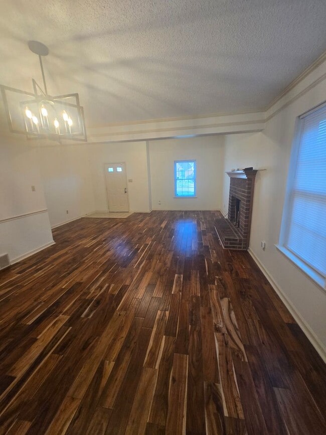Building Photo - Spacious 3 bedroom 2 bath townhome for lease
